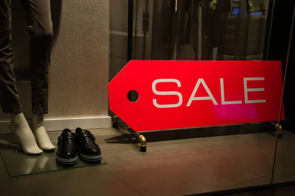 Πωλήσεις έννοια, πινακίδα πώλησης σε μια βιτρίνα — Φωτογραφία Αρχείου