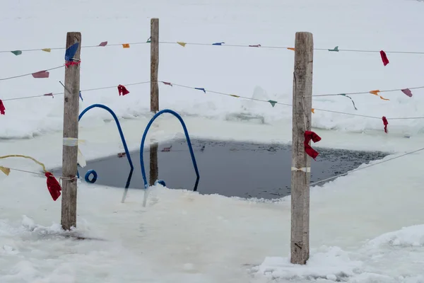 Ледяная яма во льду готова к Богоявленскому купанию, православной традиции — стоковое фото