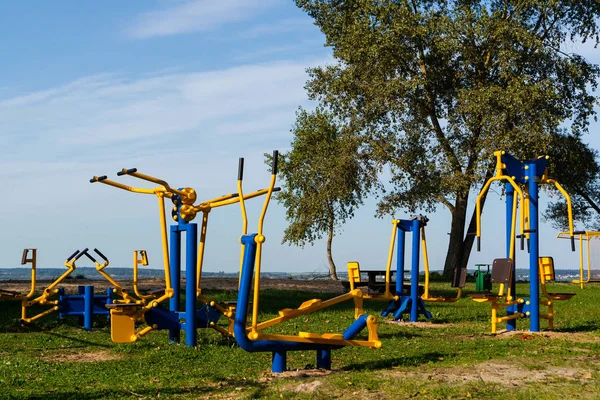 Outdoor sporten apparatuur in het park — Stockfoto