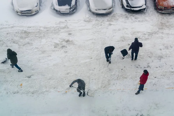 Mens paleando limpio vista superior de la nieve — Foto de Stock