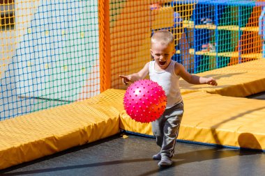 Lunaparktaki bir trambolin üzerinde oynarken erkek bebek