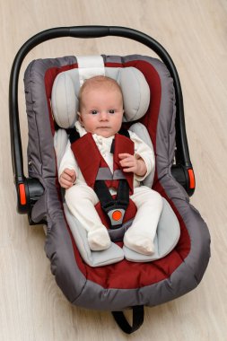 Bebek koltuğunda oturan koltuğunu Emanet seabelts, emniyet araba konsepti, seyahat, çocuğun korunması ile çocuk Bebe Ayak