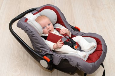 Bebek koltuğunda oturan koltuğunu Emanet seabelts, emniyet araba konsepti, seyahat, çocuğun korunması ile çocuk Bebe Ayak