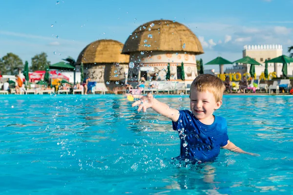 Bébé Garçon Éclaboussures Dans Piscine Dans Parc Aquatique Vacances Été — Photo