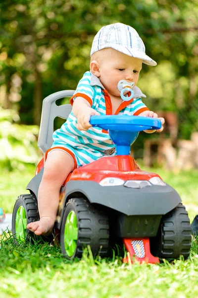 Feliz Sorrindo Menino Sentado Carro Brinquedo Parque Closeup Borrão Fundo — Fotografia de Stock