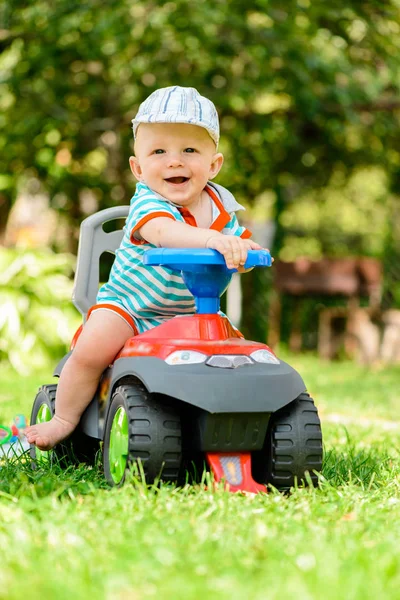 Feliz Sorrindo Menino Sentado Carro Brinquedo Parque Closeup Borrão Fundo — Fotografia de Stock