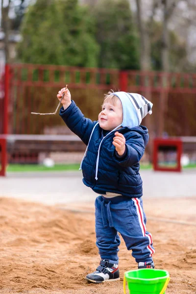 Menino Brincando Playground Kid Jogar Livre Dia Ensolarado Quente Verão — Fotografia de Stock