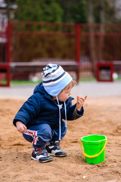 Menino Brincando Playground Kid Jogar Livre Dia Ensolarado Quente Verão — Fotografia de Stock