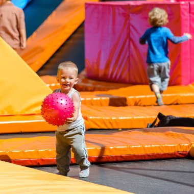 Lunaparktaki bir trambolin üzerinde oynarken erkek bebek
