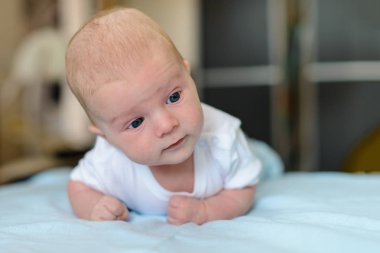 Mutlu bebek çocuk taramak ve başını tutmak öğrenme yakın çekim