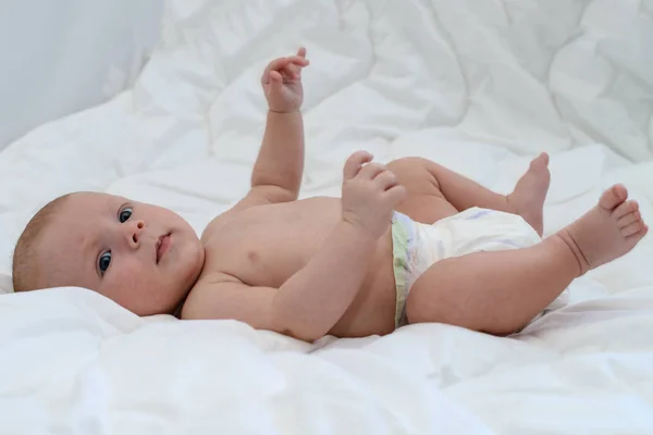 Neugeborenes Auf Dem Rücken Liegend Auf Hellem Hintergrund — Stockfoto