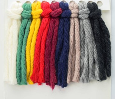 çok renkli yün konu, palet için renk seçimi, halı üzerinde vitrin örnekleri