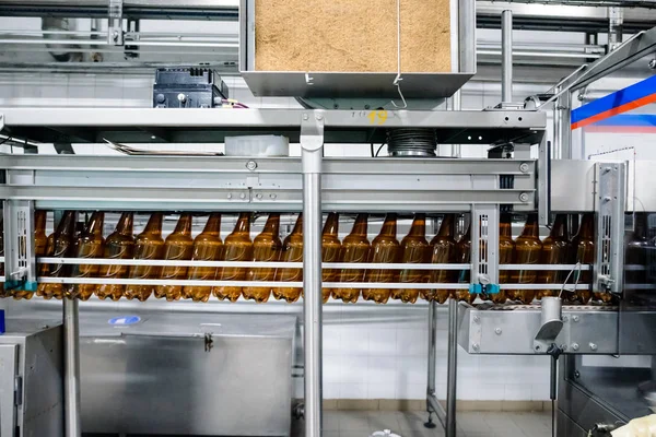酿造厂啤酒装瓶输送带现代啤酒厂啤酒和酒精生产机械工具 — 图库照片