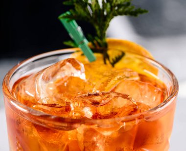 Kopya alanı olan klasik negroni kokteyli.