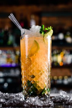 Harvey Wallbanger kokteyli barın arka planında fotokopi alanı ile birlikte.