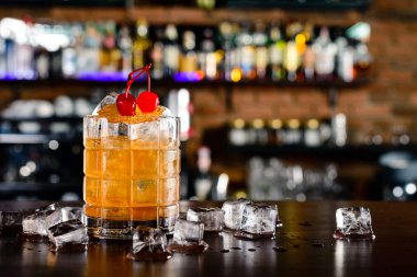 Harvey Wallbanger kokteyli barın arka planında fotokopi alanı ile birlikte.