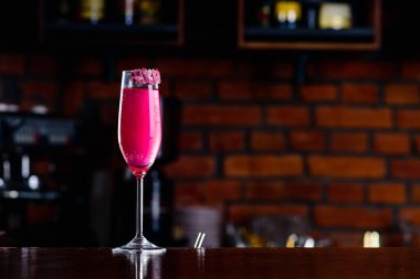 Klasik Manhattan ya da Rob Roy Cocktail fotokopi alanıyla bar tezgahına yakın çekim