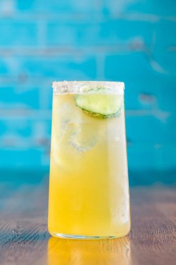 Klasik Meksika kokteyli chelada barın üstünde.