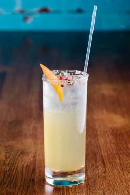 Bar arka planında sarı kokteyl, gece kulübü manzarası. Kopya alanı olan restoran menüsü