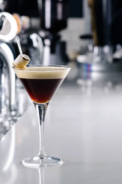 White Russian Cocktail Primo Piano Sul Bancone Del Bar Bicchiere — Foto Stock