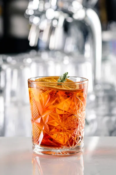 Klasszikus Negroni Koktél Közelkép Bárpulton Másoló Hellyel — Stock Fotó