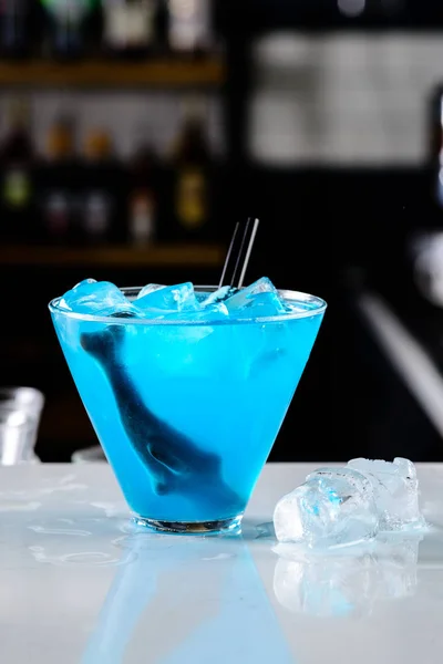 Blauwe Haai Cocktail Closeup Bar Teller Met Kopieerruimte — Stockfoto