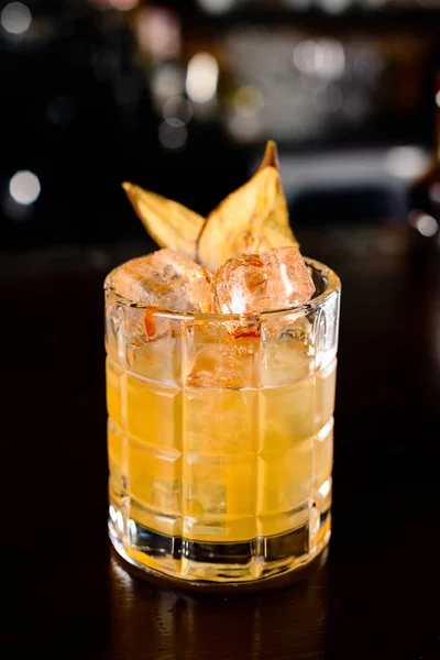 Cocktail Amarillo Fondo Del Bar Escenario Nocturno Del Club Menú — Foto de Stock
