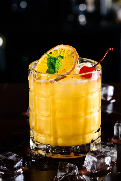 Gold Rush Cocktail Rob Roy Achtergrond Van Bar Met Ruimte — Stockfoto