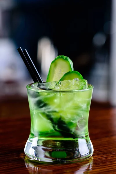 Gurka Cocktail Närbild Bardisken Med Kopieringsutrymme Gin Tonic Cocktail Med — Stockfoto