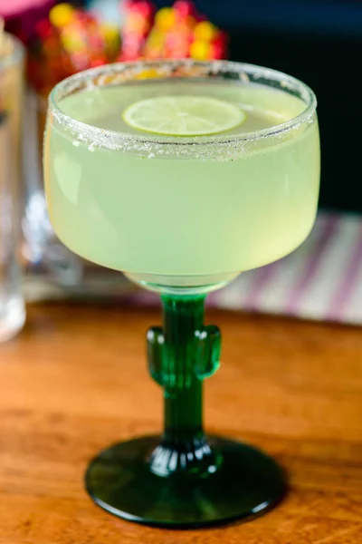 Margarita Cocktail Närbild Bardisken Ett Margagita Glas Med Lime — Stockfoto