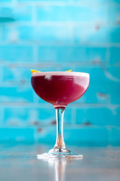칵테일 Red Boulevardier Cocktail 맨해튼 칵테일 음료는 술집이나 레스토랑의 카운터에 — 스톡 사진