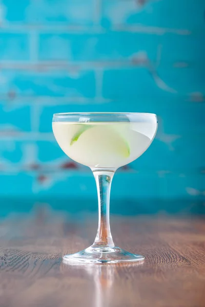 Traditionell Klassisk Cocktail Daiquiri Bild För Menyn Dekorerad Med Lime — Stockfoto
