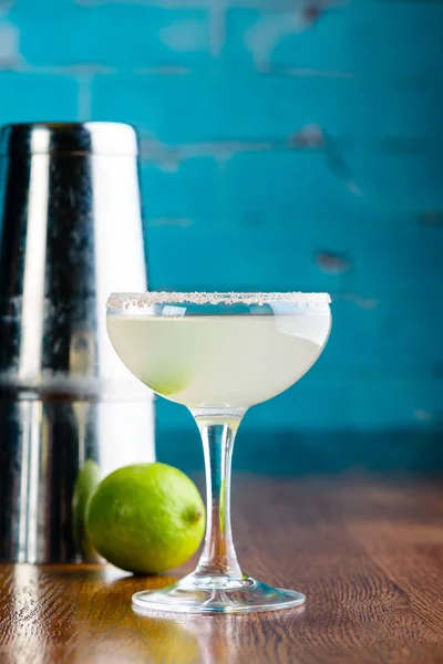 Margarita Cocktail Närbild Bardisken Ett Margagita Glas Med Lime — Stockfoto