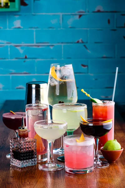 Set Klassischer Alkoholischer Cocktails Der Theke Pub Oder Restaurant Mit — Stockfoto