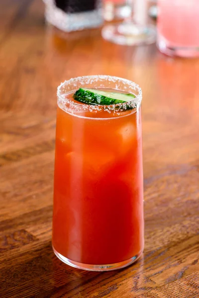 Klassisk Mexikansk Cocktail Michelada Med Gurka Baren Närbild — Stockfoto