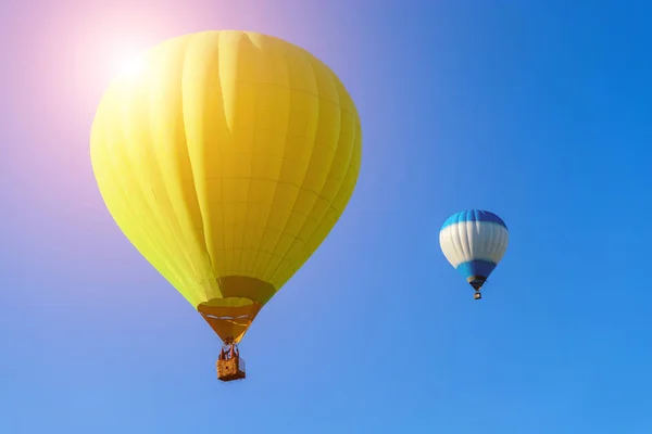 在蓝色的天空中的两个热气球 — 图库照片