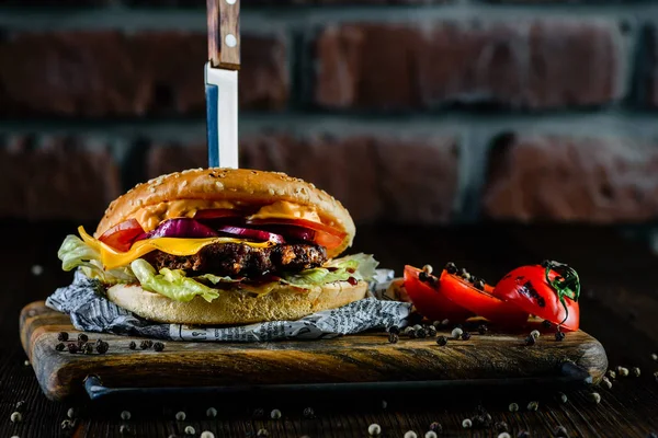 Vynikající Burger Nožem Zaseknutý Baru Místo Pro Text Cihlové Zdi — Stock fotografie