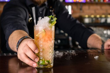Barmen barda hazır kokteyl servisi yapar, gece kulübü manzarası.