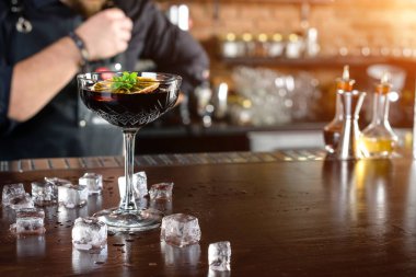 Barmen bardaki kokteyli bitirdi, gece kulübündeki kokteyli bitirdi.