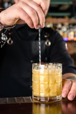 Bardaki barmen kokteyli karıştırdı.