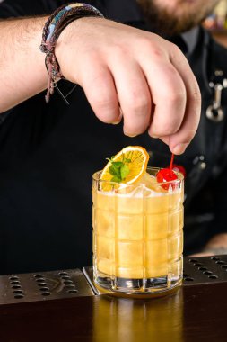 Barmen barda hazır kokteyl servisi yapar, gece kulübü manzarası.
