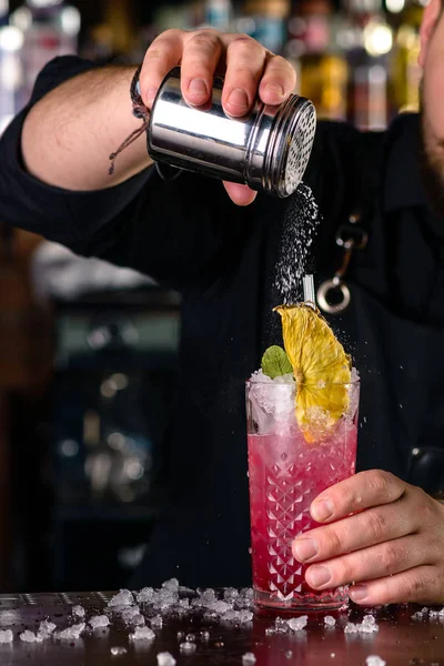 Barda kokteyl hazırlayan barmen, alkol içkileri, insanlar ve lüks konsept, bir barda kokteyl süsleyen barmen.