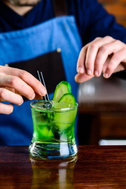 Barmen barda hazır kokteyl servisi yapar, gece kulübü manzarası.