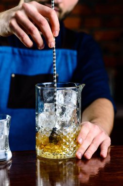 Bardaki barmen kokteyli karıştırdı.