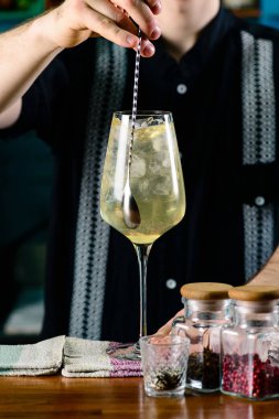 Bardaki barmen kokteyli karıştırdı.