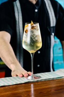 Barmen barda hazır kokteyl servisi yapar, gece kulübü manzarası.