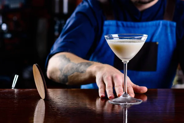 Bartendern Serverar Färdiglagad Cocktail Baren Nattklubbslandskapet — Stockfoto
