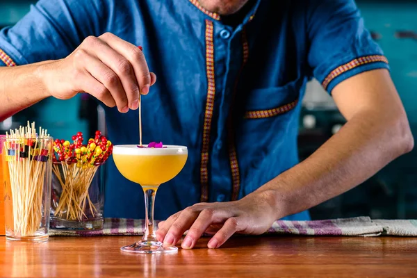 Bartender Förbereda Cocktail Bar Alkoholdrycker Människor Och Lyx Koncept Bartender — Stockfoto
