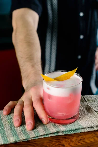 Barman Sert Cocktail Prêt Emploi Dans Bar Décor Boîte Nuit — Photo