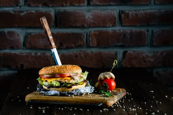 Vynikající Burger Nožem Zaseknutý Baru Místo Pro Text Cihlové Zdi — Stock fotografie